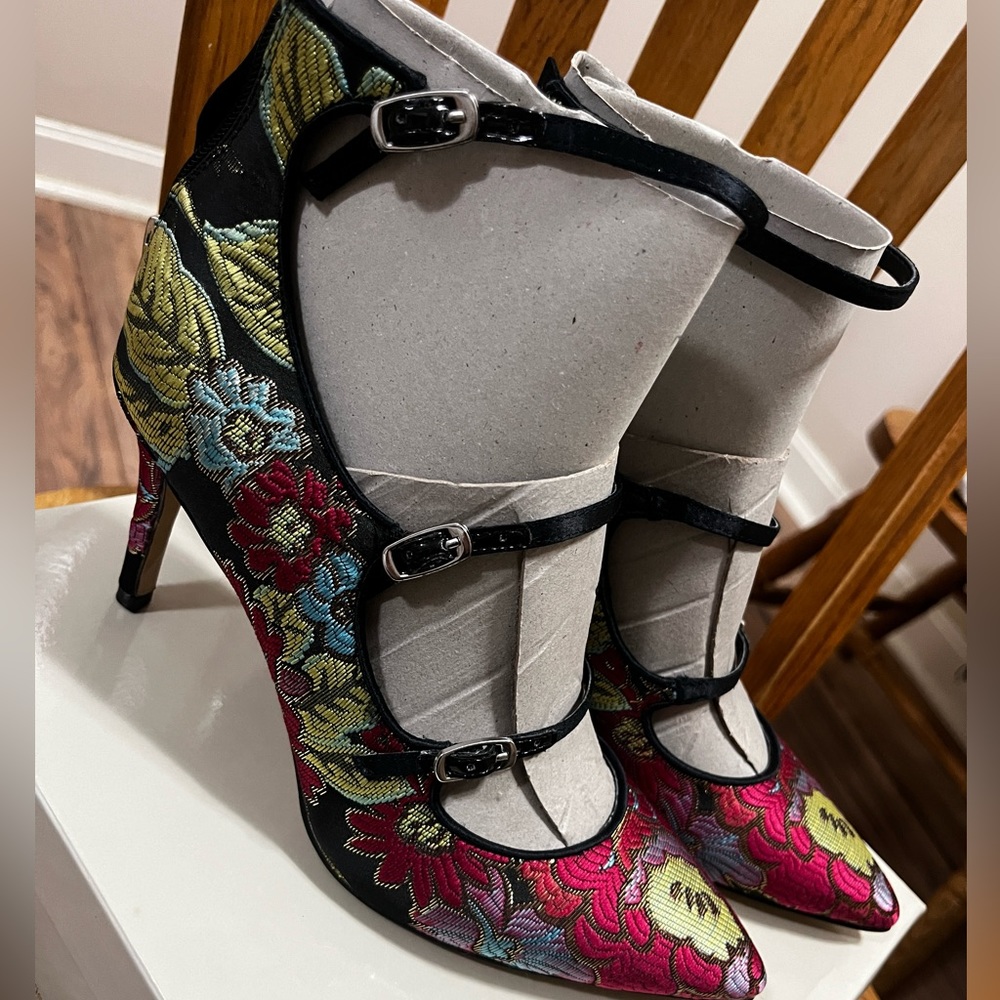 Marc fisher multi colored fabric pumps